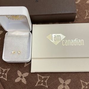 Total of 0.30 carats of diamonds